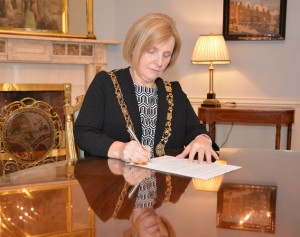 Críona Ní Dhálaigh, Lord Mayor of Dublin, signs the statement