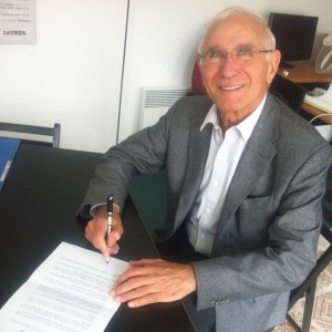 Paul Quiles, Mayor of Cordes-sur-Ciel andd former France Defence Minister, signing the statement